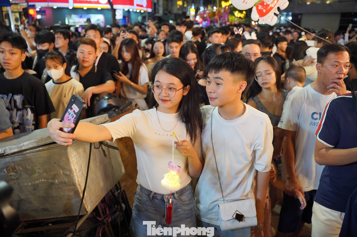 Các cặp đôi thảnh thơi tận hưởng không khí đêm hội trăng rằm.