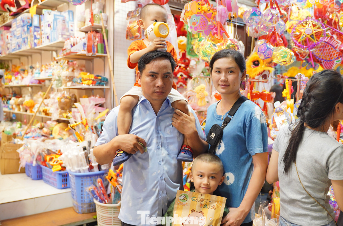 Các gia đình đưa con trẻ đến tham quan, chụp ảnh và mua sắm.