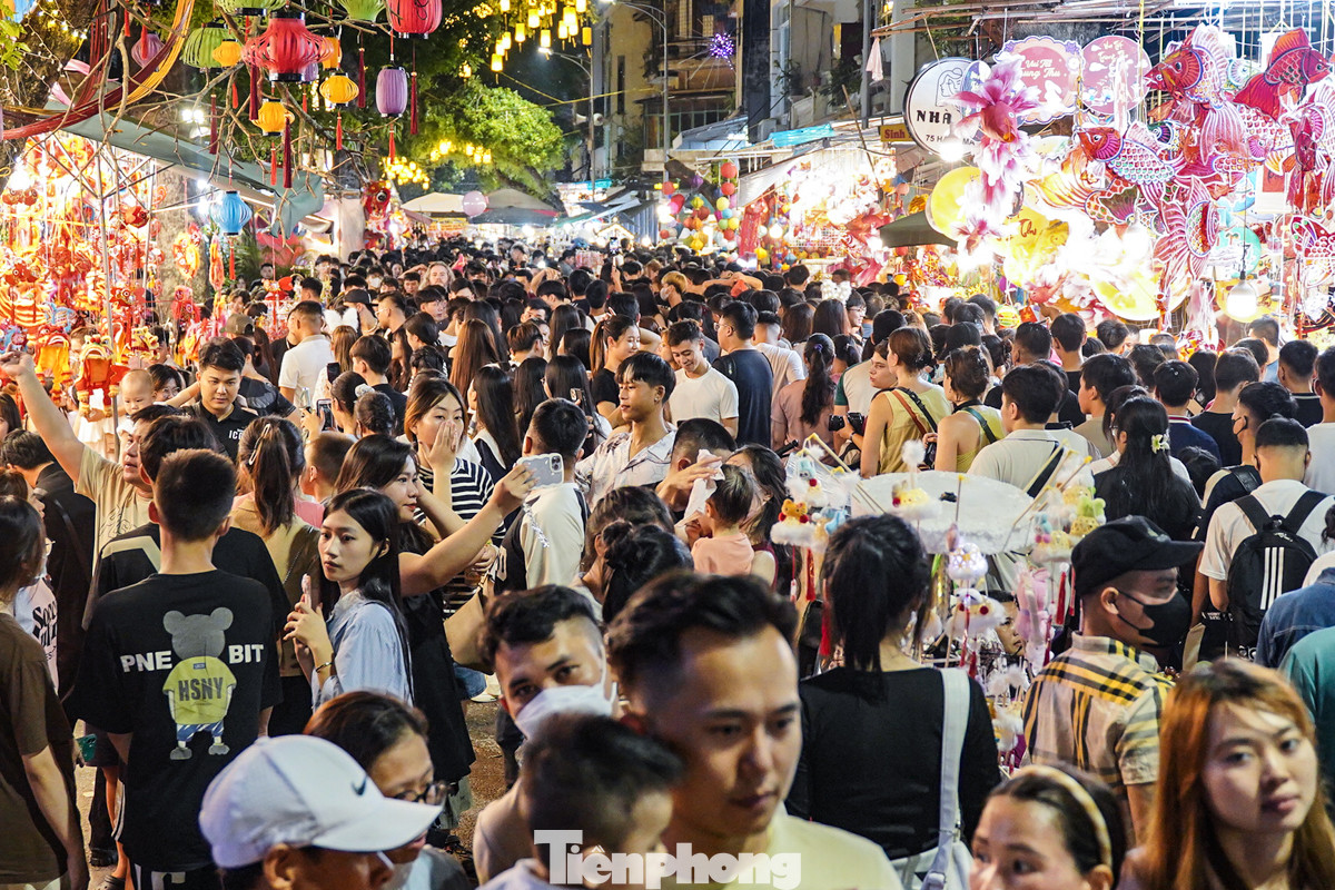 Tối 17/9 (ngày rằm Trung thu), phố Hàng Mã đông đúc người dân và du khách đổ về vui chơi Trung thu.