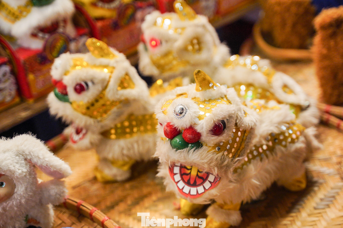 Năm nay, đồ chơi truyền thống như đèn ông sao, đèn kéo quân lấn át hàng ngoại nhập.