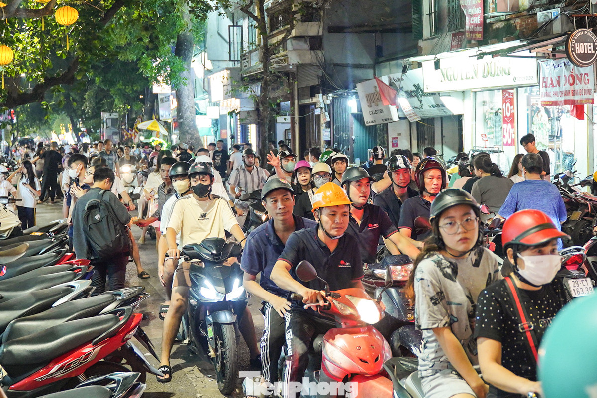 Ngay từ chập tối, khu vực phố cổ đông nghẹt người và xe cộ.