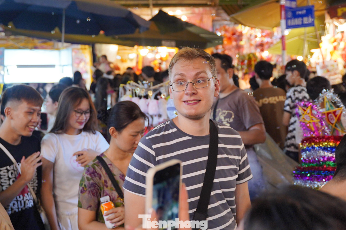 Nhiều du khách nước ngoài hào hứng khi được hoà mình vào không khí nhộn nhịp.