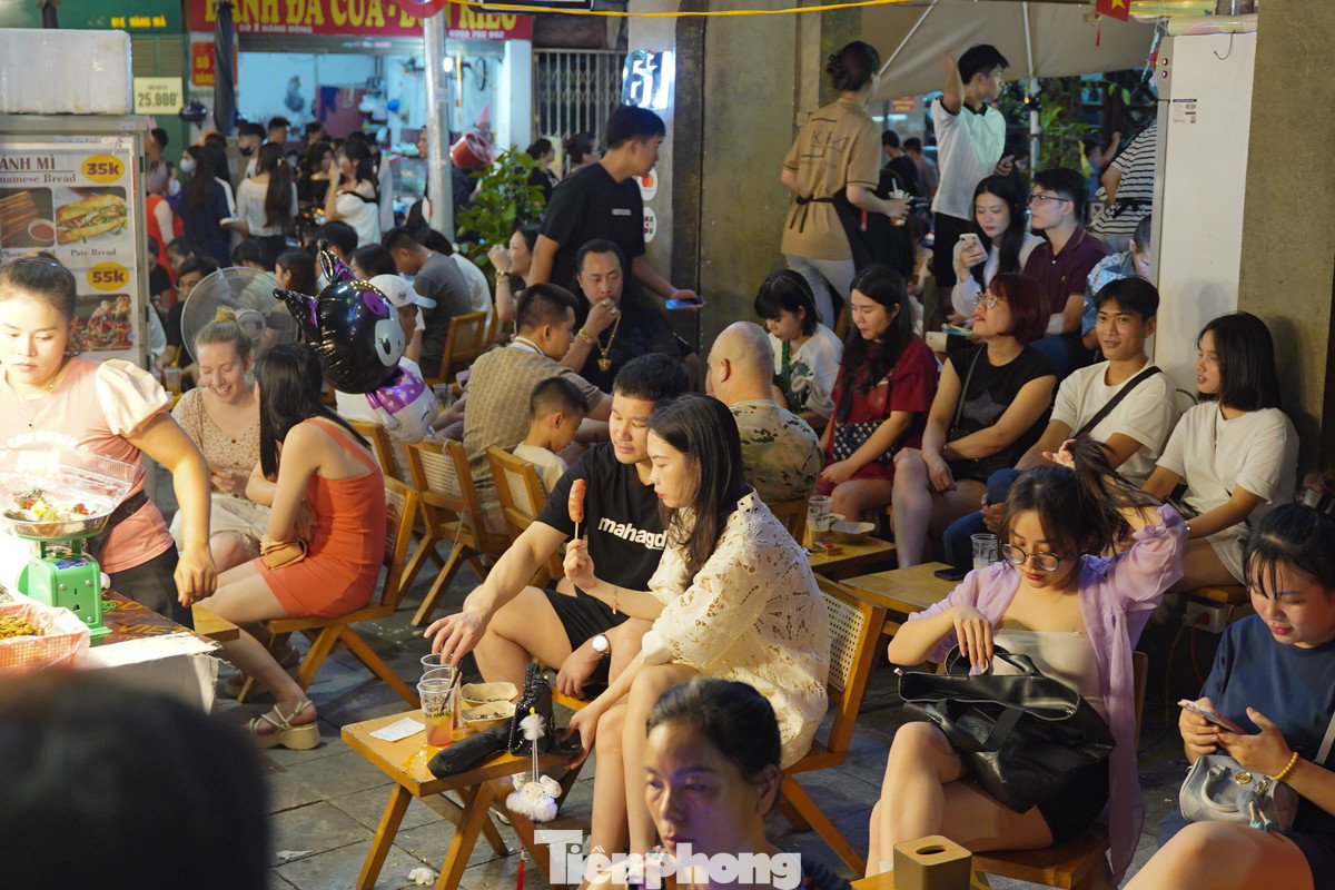 Những tiệm ăn, quán trà chanh quanh khu vực Hàng Mã, nhà thờ lớn cũng thu hút lượng lớn bạn trẻ.