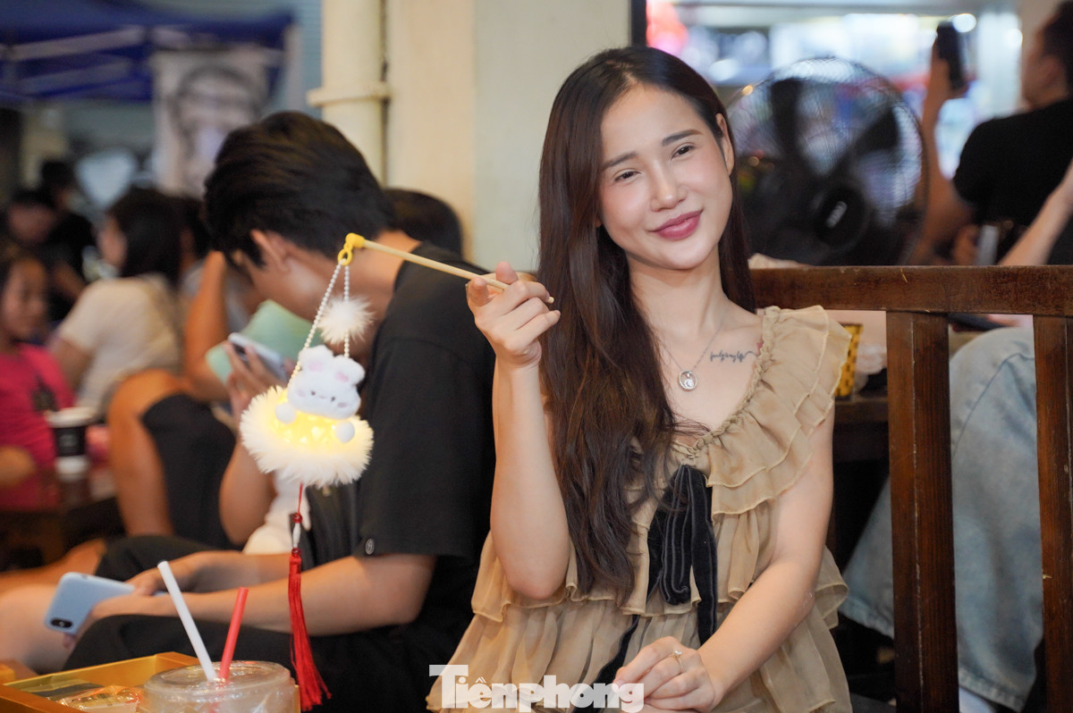 "Ở ngoài phố đông quá nên tôi đến quán cà phê check-in, xem bầu không khí náo nhiệt ngày Trung thu", chị Linh (Kim Mã) chia sẻ.