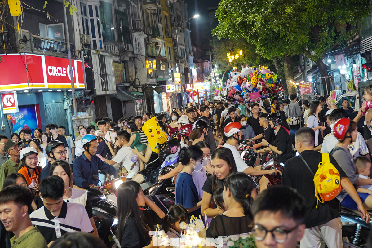 Ngay từ chập tối, khu vực phố cổ đông nghẹt người và xe cộ.