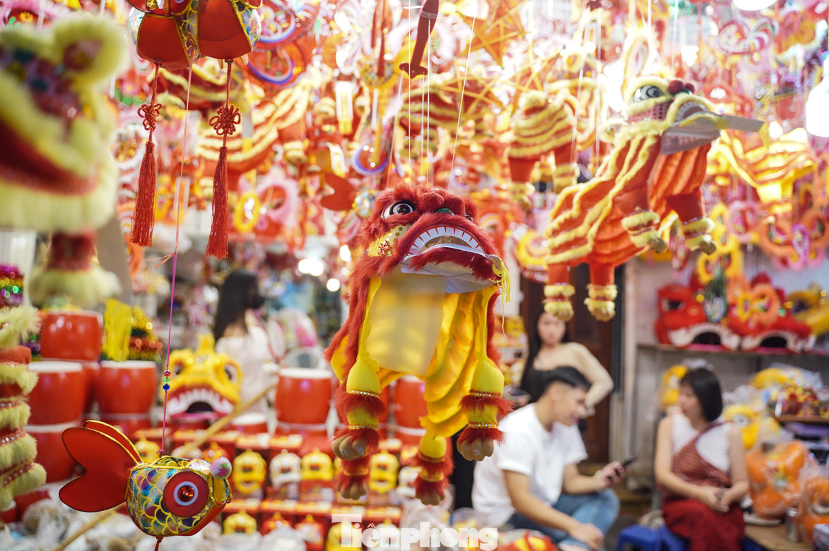 Năm nay, đồ chơi truyền thống như đèn ông sao, đèn kéo quân lấn át hàng ngoại nhập.