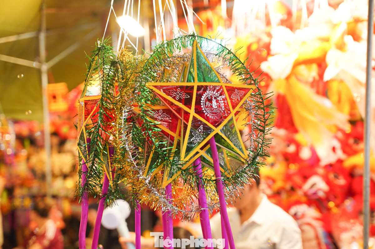Năm nay, đồ chơi truyền thống như đèn ông sao, đèn kéo quân lấn át hàng ngoại nhập.