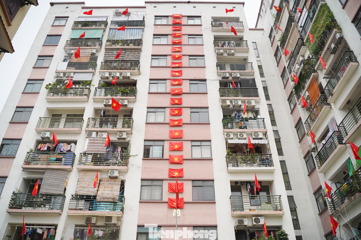 Một toà nhà tại quận Long Biên người dân đồng loạt treo cờ Tổ quốc.