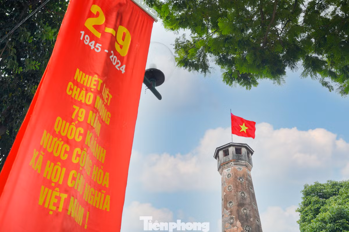 Lá cờ đỏ sao vàng tung bay trên Cột cờ Hà Nội.