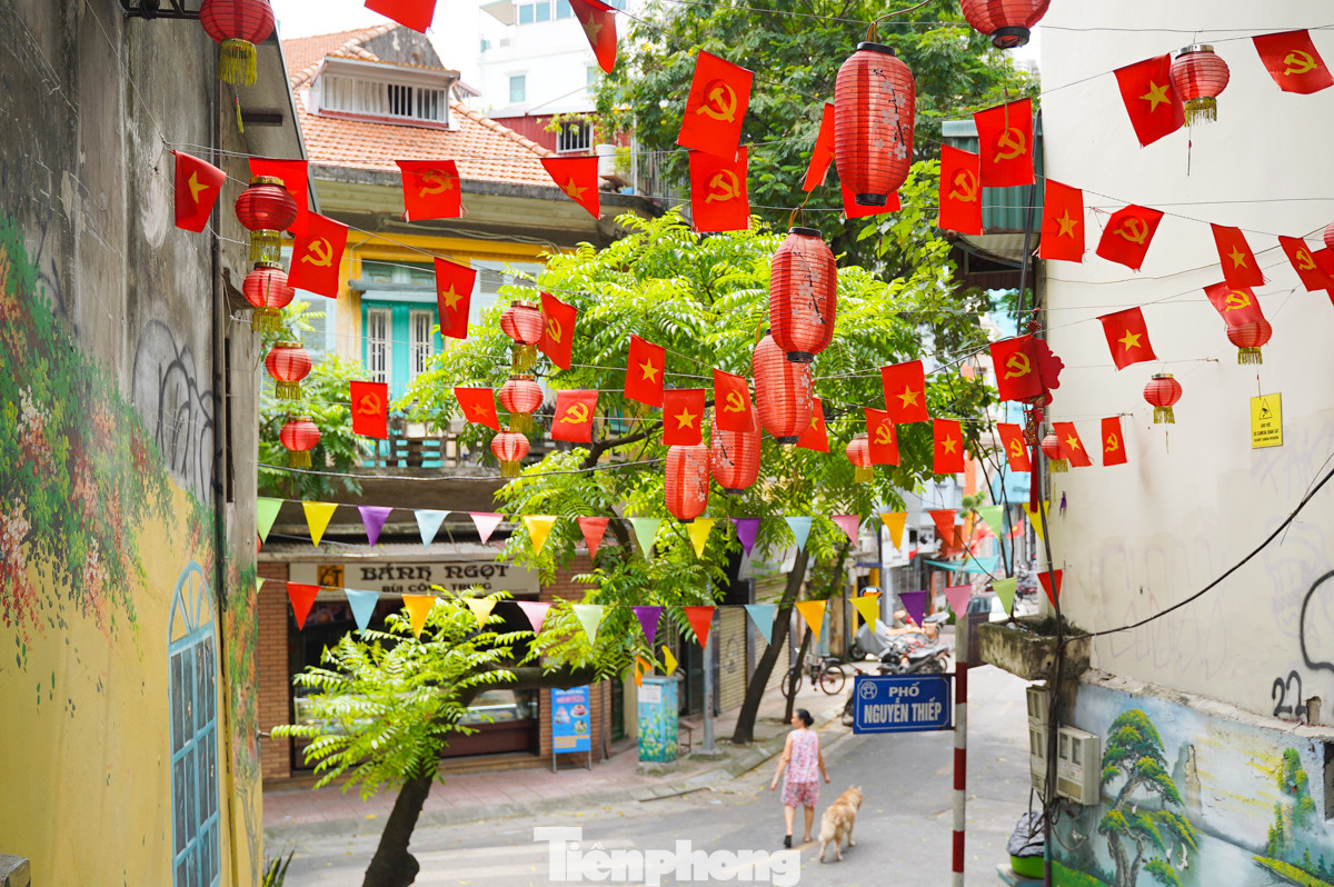 Ngõ nhỏ phố Nguyễn Thiếp được tô điểm bởi sắc đỏ của những lá cờ Tổ quốc và cờ Đảng.