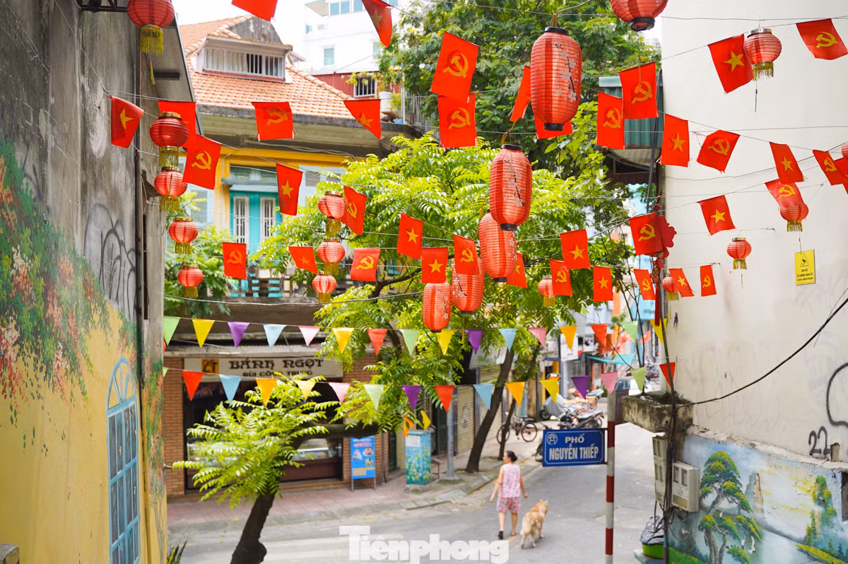 Ngõ nhỏ phố Nguyễn Thiếp được tô điểm bởi sắc đỏ của những lá cờ Tổ quốc và cờ Đảng.