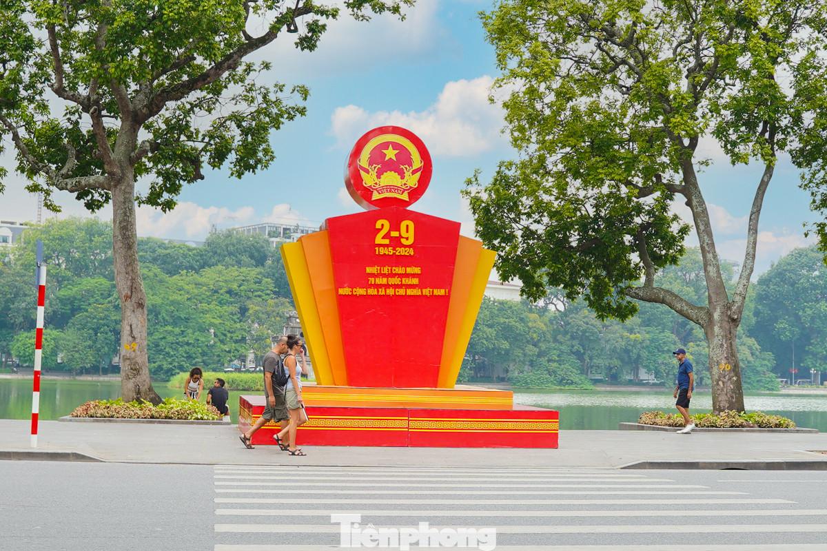 Những ngày cuối tháng 8, các tuyến đường trên địa bàn thành phố Hà Nội được trang hoàng rực rỡ với cờ Tổ quốc, các bảng áp phích, pano, khẩu hiệu chào mừng ngày Quốc khánh 2/9. Hình ảnh khiến người dân hân hoan, phấn khởi, khơi dậy niềm tự hào dân tộc và lòng yêu nước, hướng về ngày lễ lớn của dân tộc.