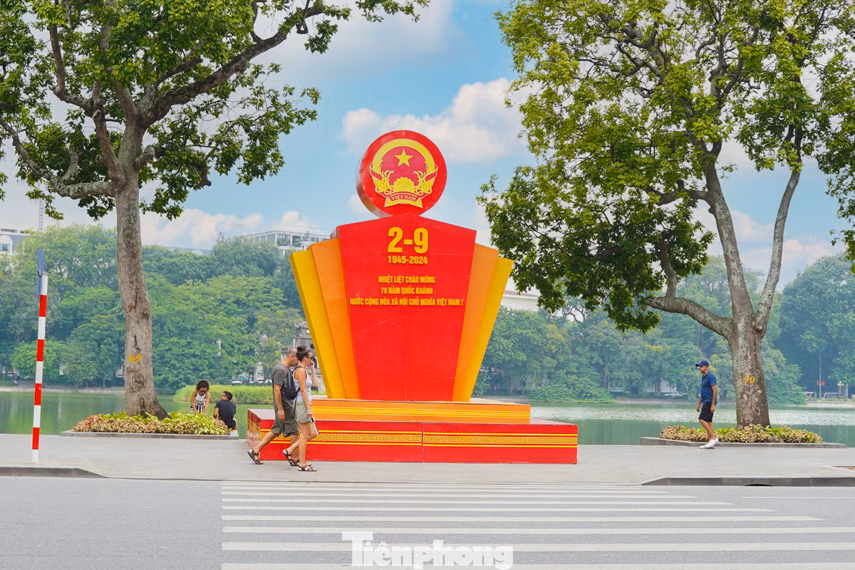 Những ngày cuối tháng 8, các tuyến đường trên địa bàn thành phố Hà Nội được trang hoàng rực rỡ với cờ Tổ quốc, các bảng áp phích, pano, khẩu hiệu chào mừng ngày Quốc khánh 2/9. Hình ảnh khiến người dân hân hoan, phấn khởi, khơi dậy niềm tự hào dân tộc và lòng yêu nước, hướng về ngày lễ lớn của dân tộc.