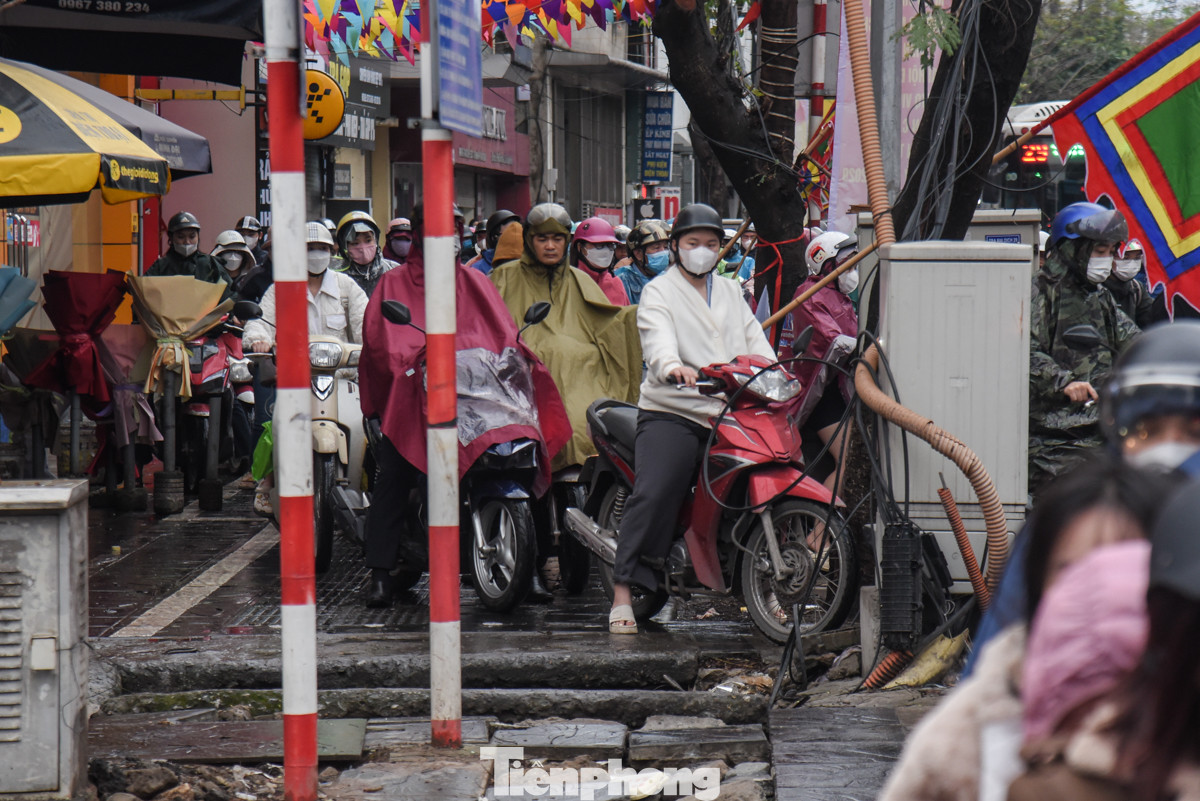Tình trạng xe máy leo lên vỉa hè vào giờ cao điểm diễn ra phổ biến vào giờ cao điểm.