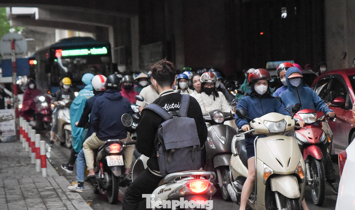 Thậm chí, một số người còn đi ngược chiều khiến giao thông càng thêm hỗn loạn.
