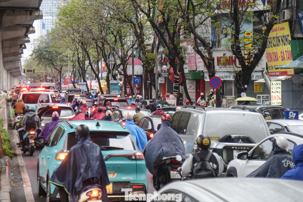 Đường Xuân Thuỷ lúc gần 8 giờ sáng kẹt cứng, ùn tắc kéo dài hàng km.