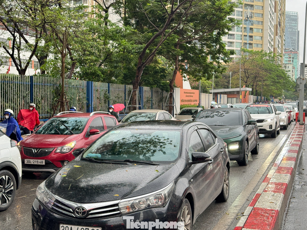 Tình trạng ùn tắc cũng diễn ra tại chân cầu vượt Hoàng Minh Giám.