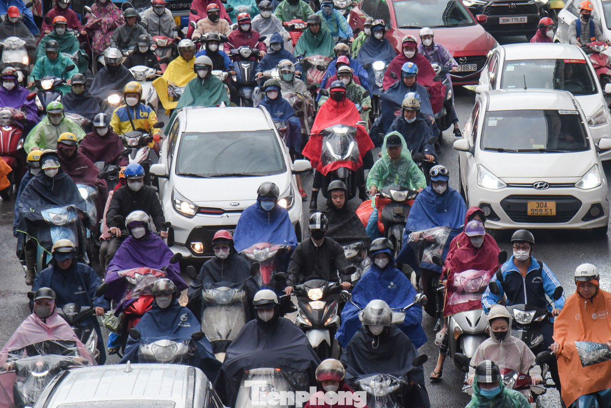 "Tôi ra khỏi nhà từ lúc 7h mà gần 8h chưa đến công ty dù quãng đường chỉ cách 3km, thật sự rất mệt. Cứ sau những cơn mưa, đường phố Hà Nội lại tắc cứng khiến việc đi lại rất khó khăn", anh Nguyễn Huy Hoàng (quận Cầu Giấy) chia sẻ.