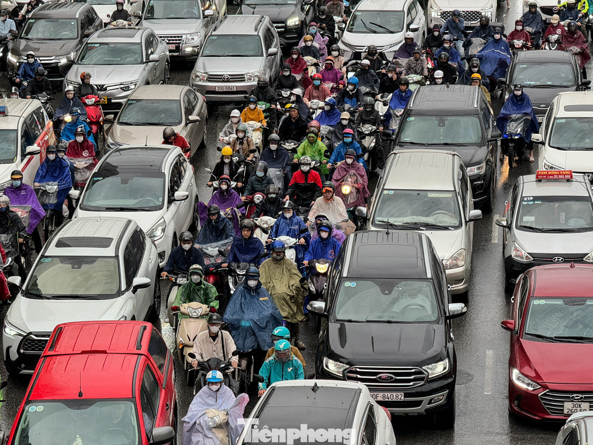 Theo Trung tâm Dự báo Khí tượng Thuỷ văn Quốc gia cho biết, Dự báo thời tiết Hà Nội 3 ngày tới (8-10/4), không khí lạnh tăng cường yếu, trời mưa kéo dài, đề phòng kèm lốc, sét, gió giật mạnh; nền nhiệt cao nhất hạ còn 28 độ, trời dịu mát.