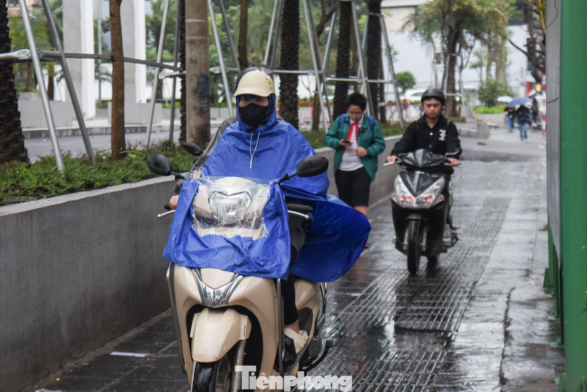 Tình trạng xe máy leo lên vỉa hè vào giờ cao điểm diễn ra phổ biến vào giờ cao điểm.