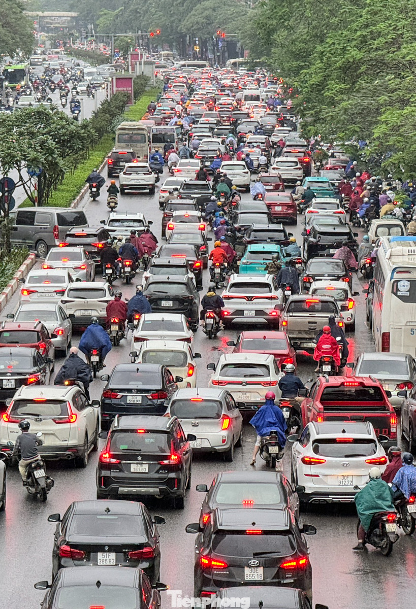 Dòng phương tiện di chuyển chậm chạp trên đường Trần Duy Hưng, phải mất 3 nhịp đèn đỏ mới có thể qua được ngã ba Trần Duy Hưng - Hoàng Đạo Thúy.
