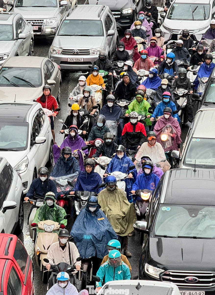 "Hôm nay tôi thấy mưa nên ra ngoài đi làm sớm hơn, thế nhưng vẫn dính cảnh tắc đường. Tôi kẹt giữa nhiều ôtô, chỉ mong chen thoát ra được", chị Nguyễn Như Nguyệt (quận Đống Đa) than thở.