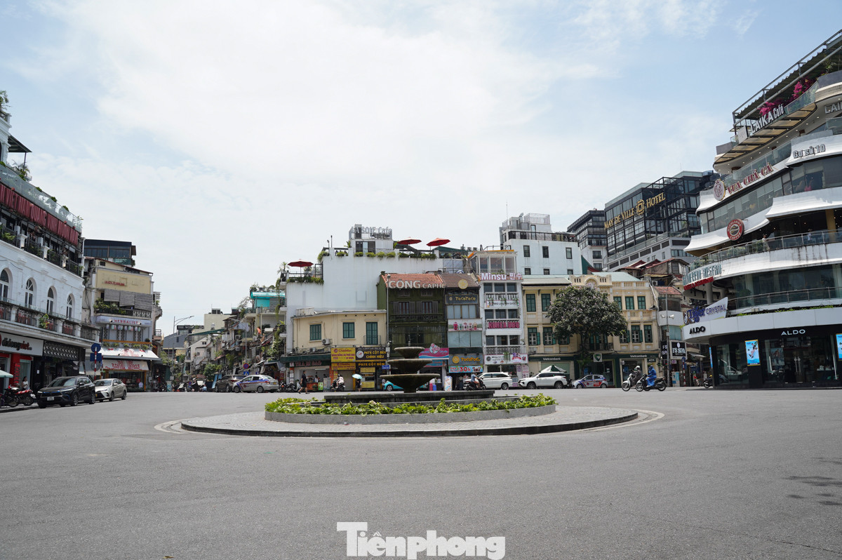 Quảng trường Đông Kinh Nghĩa Thục (quận Hoàn Kiếm) lúc 11 giờ trưa chỉ lác đác vài người qua lại.