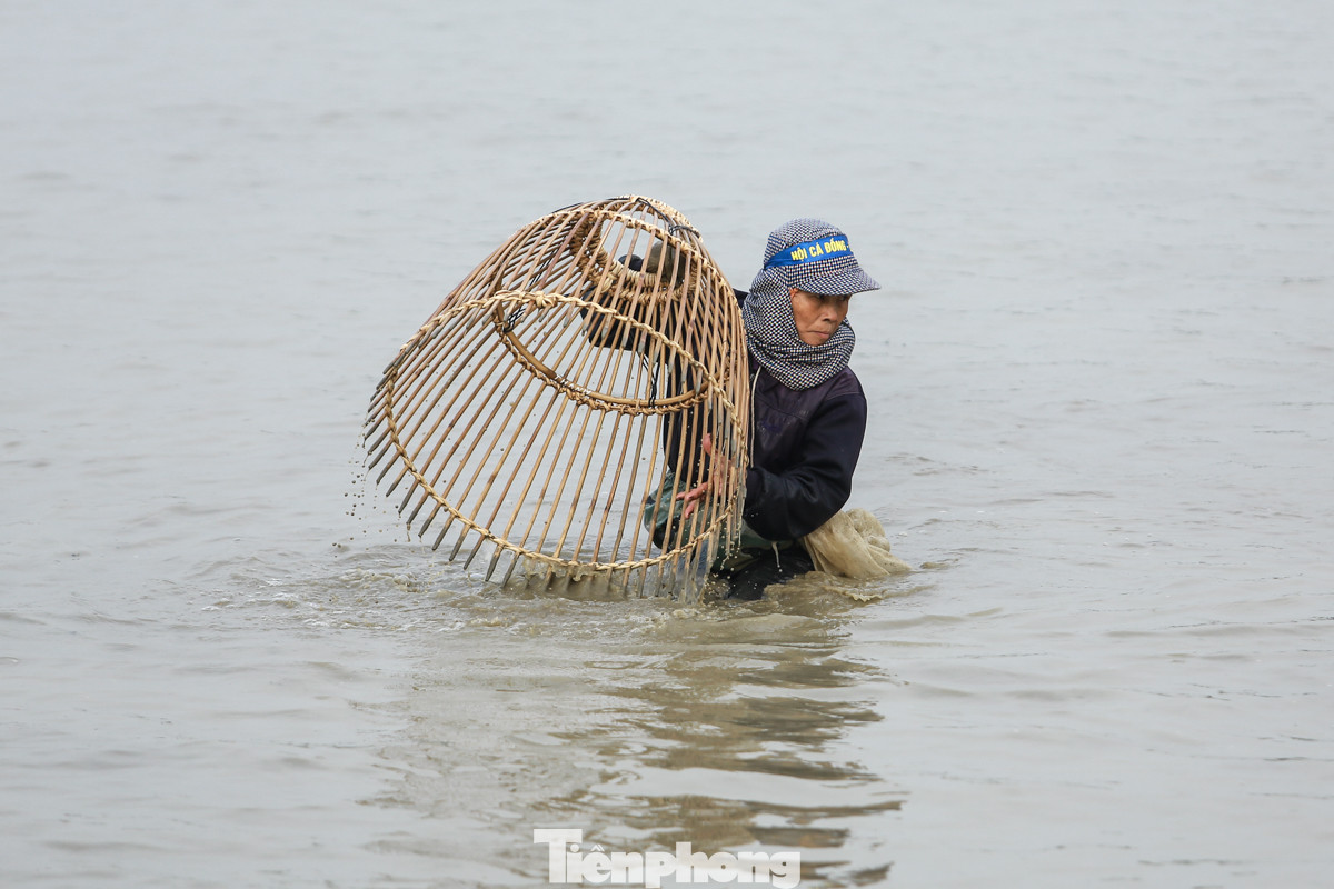 Người dân hăng say thể hiện kỹ năng bắt cá với những cú chộp nơm điêu luyện.