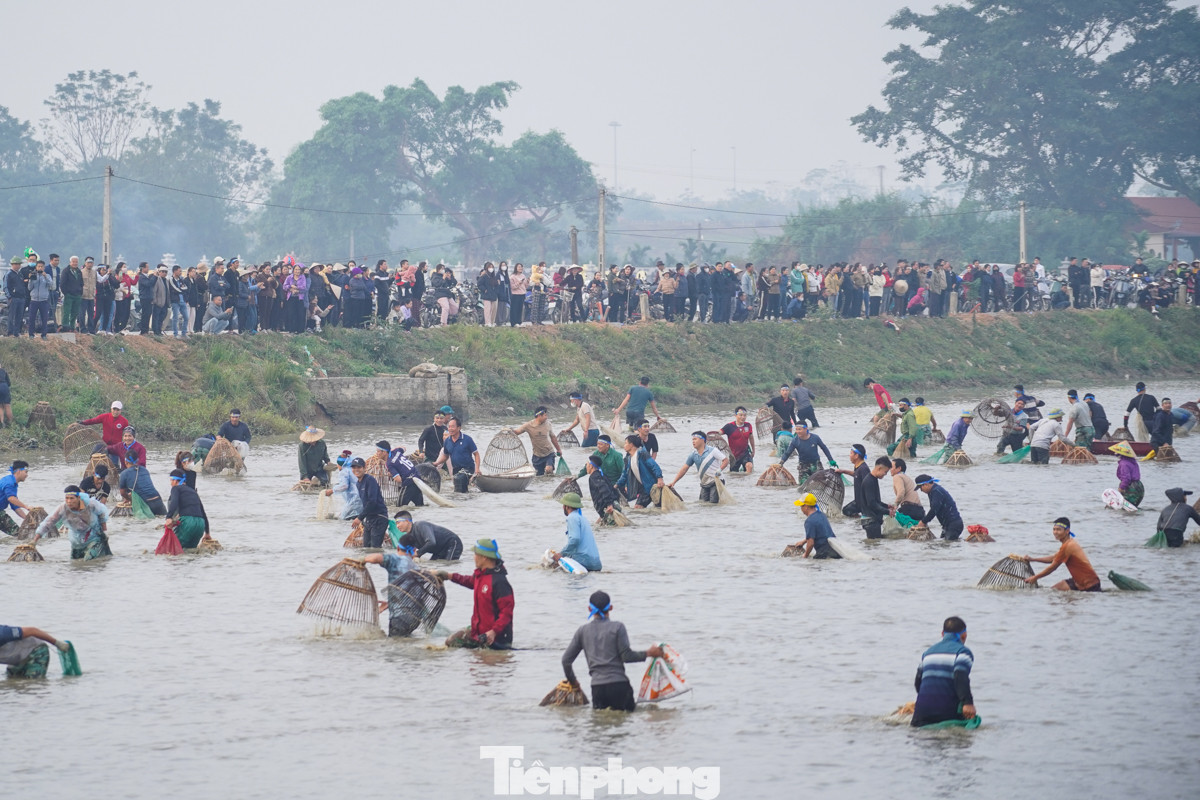 Rất đông người dân đứng trên bờ xem lễ hội bắt cá làng Phú Hậu (tỉnh Vĩnh Phúc).