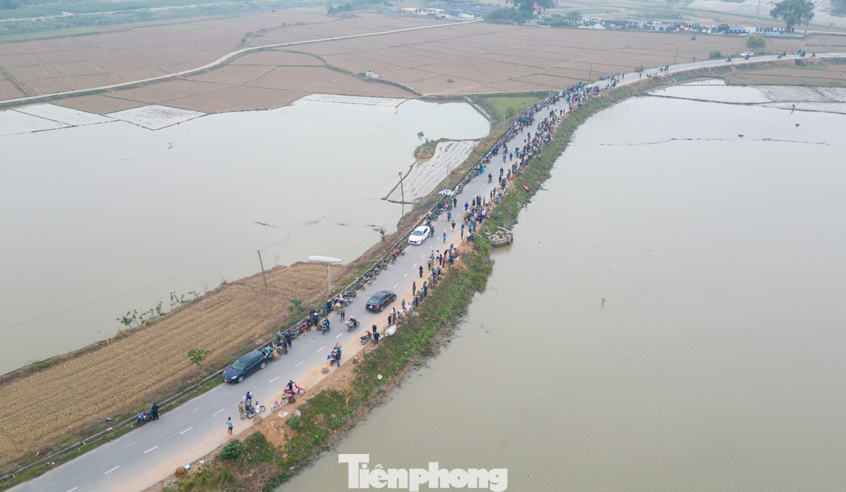Ghi nhận từ 7 giờ sáng, rất đông người dân, từ trẻ em đến người lớn, ai nấy đều cầm nơm đổ về ruộng làng Phú Hậu để chuẩn bị tham gia lễ hội bắt cá.