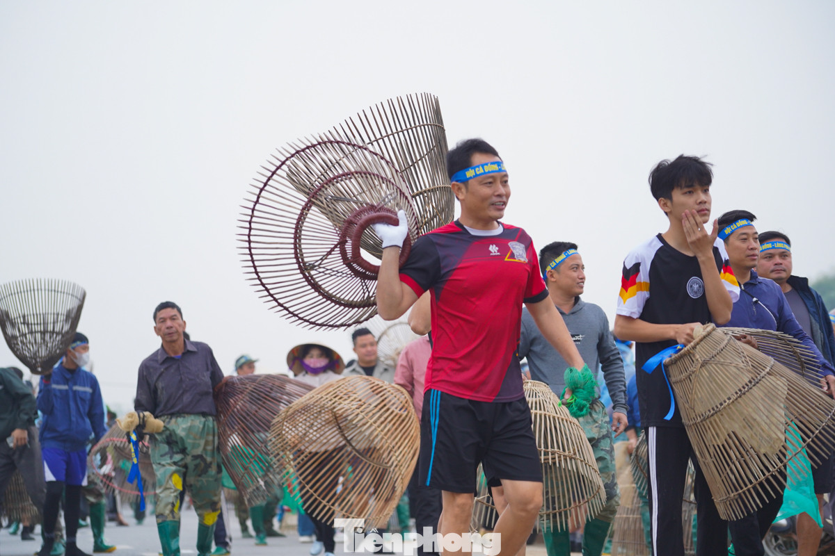 Ghi nhận từ 7 giờ sáng, rất đông người dân, từ trẻ em đến người lớn, ai nấy đều cầm nơm đổ về ruộng làng Phú Hậu để chuẩn bị tham gia lễ hội bắt cá.