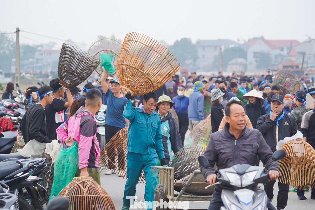 Từ 3 năm nay, cứ đến ngày 10/11 Âm lịch, người dân làng Phú Hậu (xã Sơn Đông, huyện Lập Thạch, tỉnh Vĩnh Phúc) lại háo hức chuẩn bị một lễ hội độc đáo: Hội bắt cá đồng. Đây là một lễ hội do chính người dân địa phương sáng tạo ra, nhằm tạo không gian kết nối và gắn kết cộng đồng trong làng.