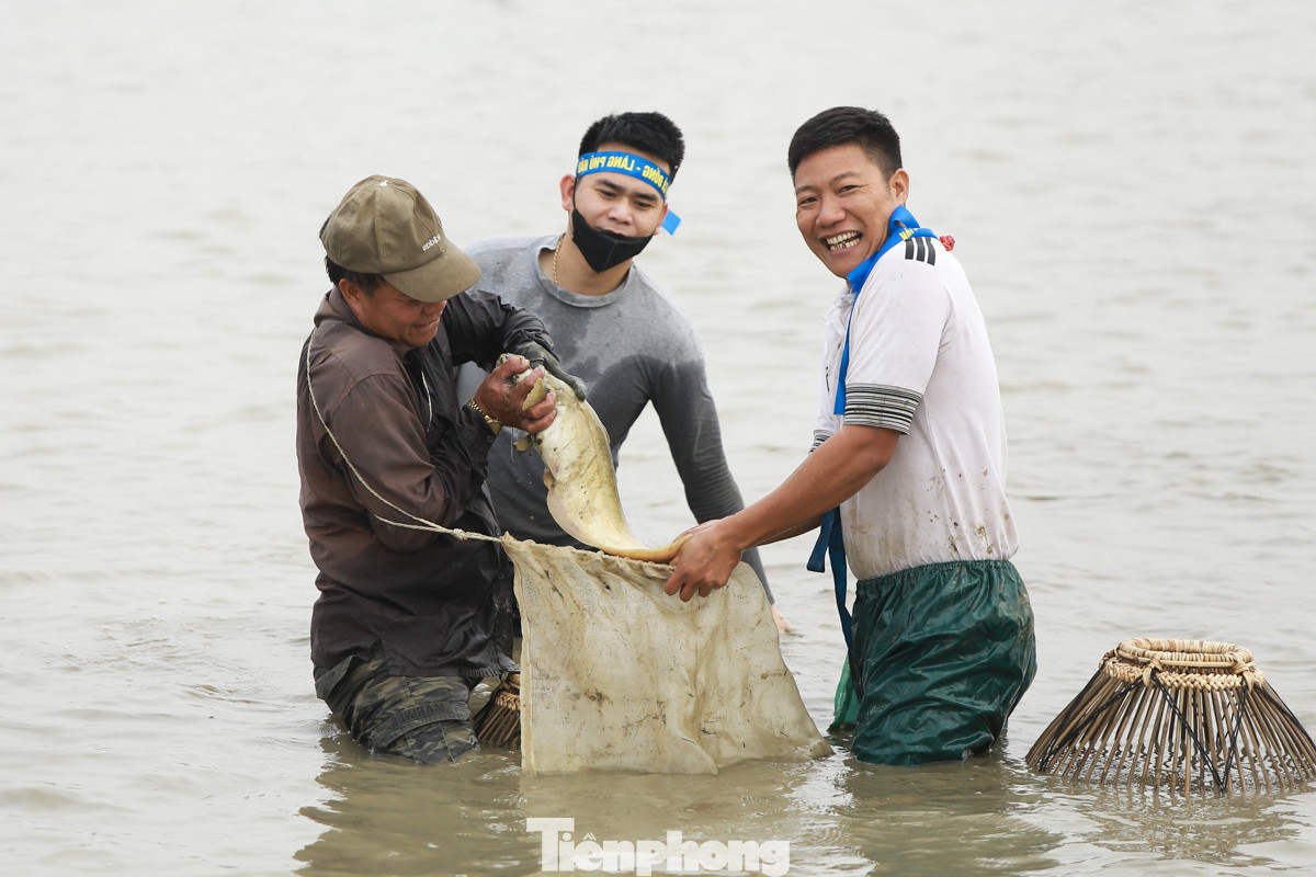 Vui mừng bắt được con cá nheo to, ông Vũ Văn Chanh cho biết: "Hôm nay thời tiết có chút lạnh nhưng được tham gia hội làng, bắt được cá là tôi vui rồi, quên cả lạnh".