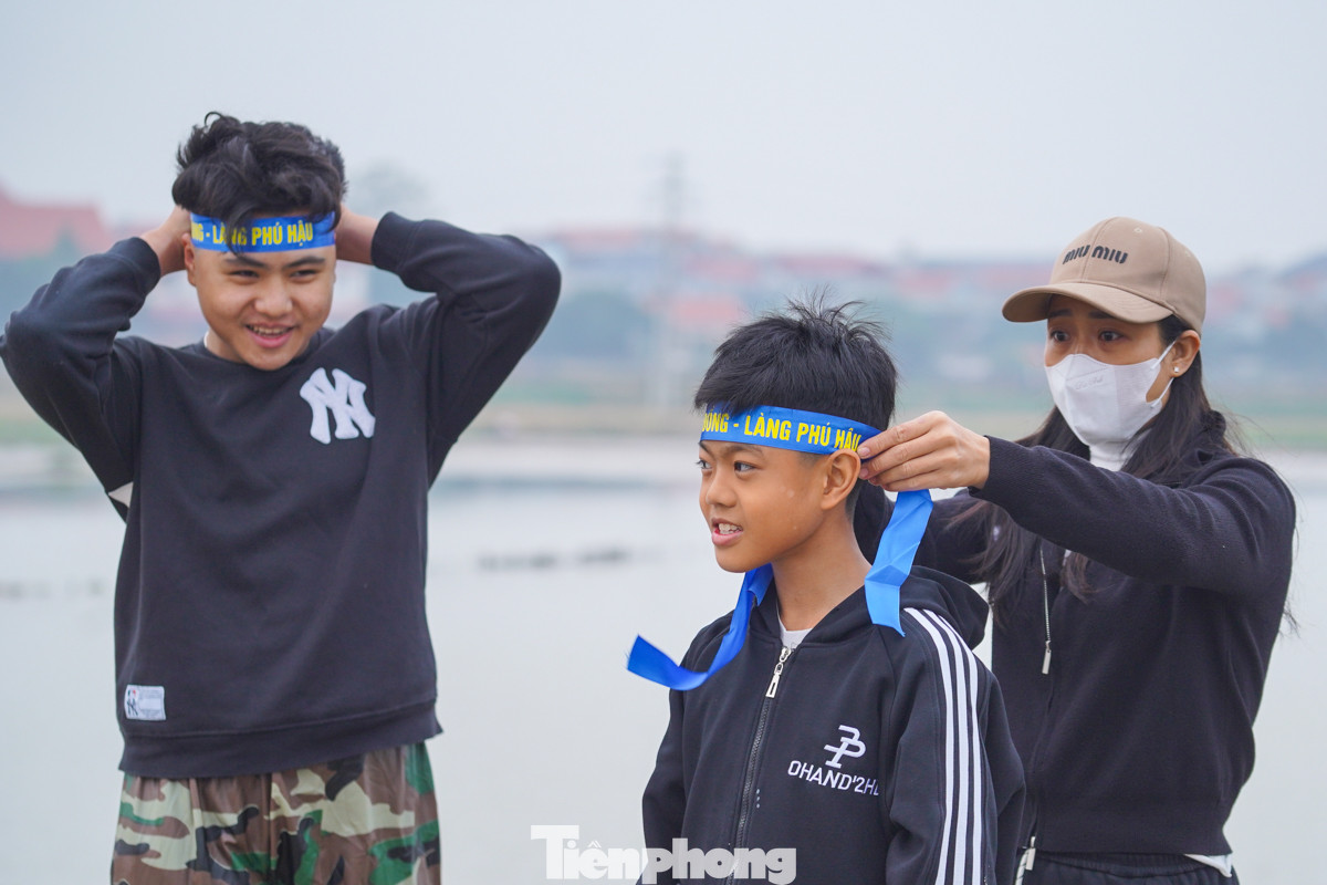 Ghi nhận từ 7 giờ sáng, rất đông người dân, từ trẻ em đến người lớn, ai nấy đều cầm nơm đổ về ruộng làng Phú Hậu để chuẩn bị tham gia lễ hội bắt cá.