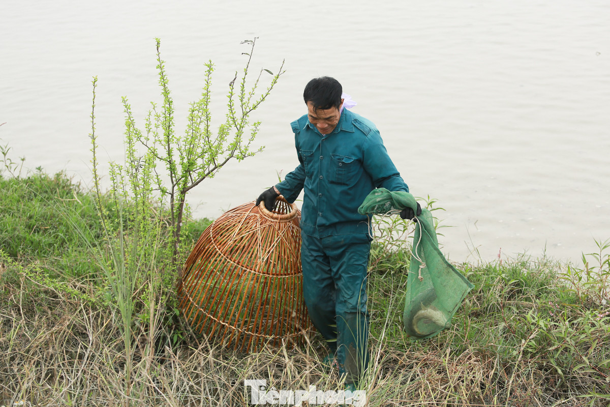 Kết thúc hội, từng bao cá được người dân mang lên như những chiến lợi phẩm thể hiện thành quả của một ngày vui.