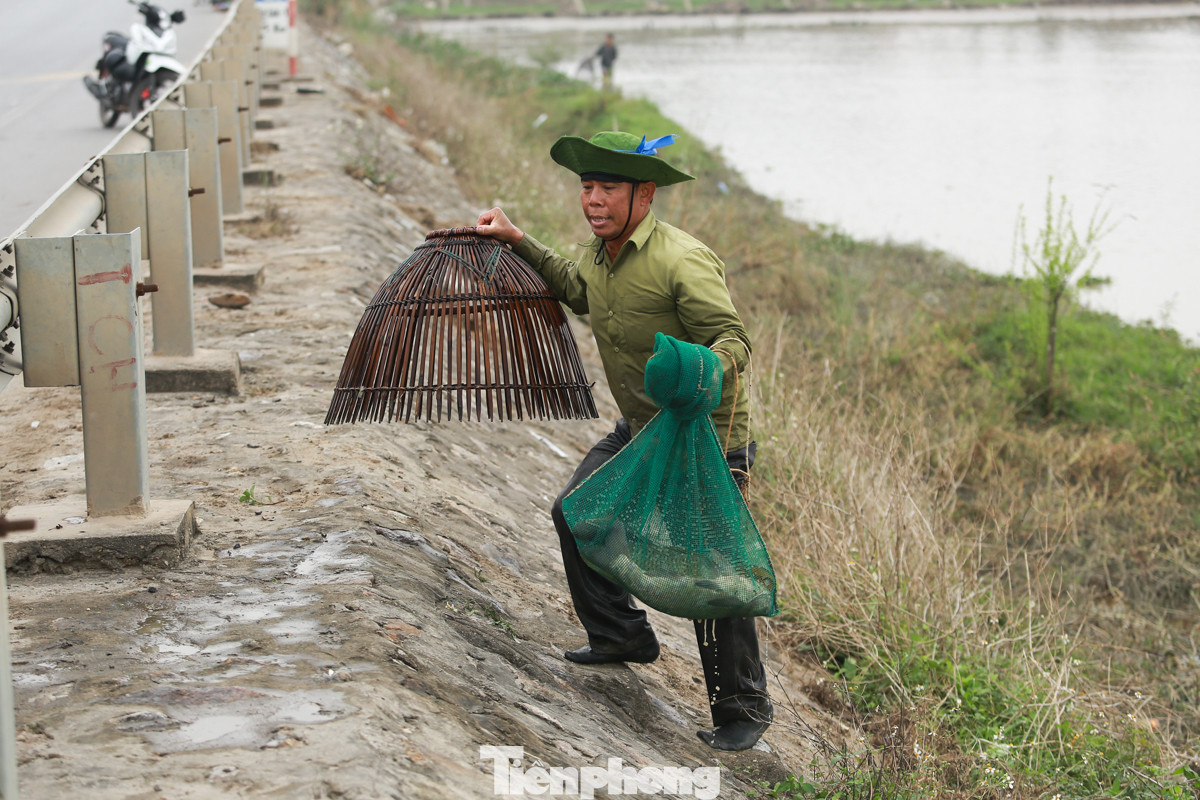 Kết thúc hội, từng bao cá được người dân mang lên như những chiến lợi phẩm thể hiện thành quả của một ngày vui.