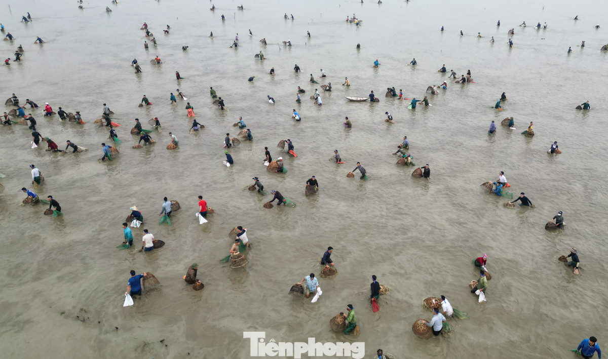 Được biết, cá tại hội được người dân trong làng cùng nhau đóng góp và thả giống xuống đồng. Người dân địa phương quan niệm, vào ngày hội, nếu ai bắt được cá lớn sẽ rất may mắn, mang lại thuận lợi cho cả năm.