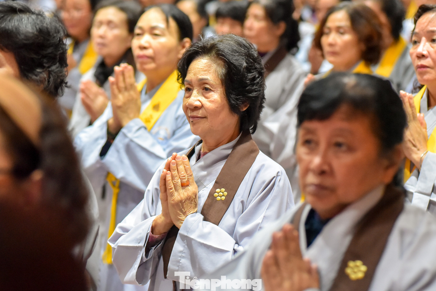 Dù buổi lễ bắt đầu lúc 18 giờ, nhưng từ rất sớm người dân và Phật tử đã đến đông đúc, tất cả đều được hướng dẫn ngồi theo hàng để đảm bảo trật tự tại khu vực làm lễ.