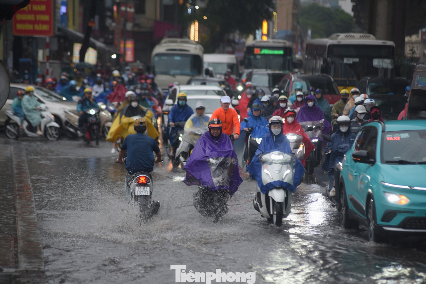 Một số chủ phương tiện bất chấp nguy hiểm, lái xe đi ngược chiều dưới mưa.