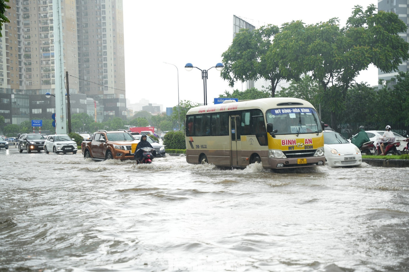 Đường Châu Văn Liêm (Nam Từ Liêm) nước lênh láng như sông.