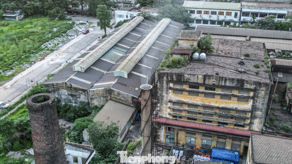 Nhà máy Cao su Sao Vàng từ lâu đã nằm trong kế hoạch di dời ra khỏi nội đô Hà Nội, tuy nhiên đến nay vẫn "án binh bất động". Hằng ngày, nhà máy vẫn nhả khói ra môi trường.