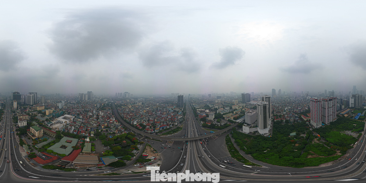 Ghi nhận tại nút giao Mai Dịch, bầu trời mịt mù, nhiều toà nhà cao tầng ẩn hiện trong sương.