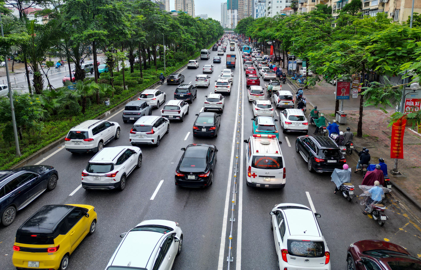 Giao thông đông đúc trên đường Võ Chí Công sáng nay.