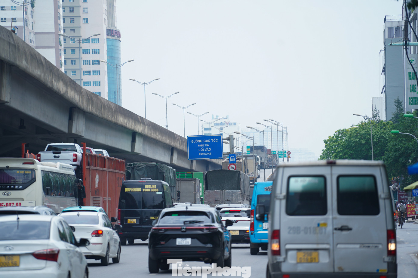 "Xe từ Đại lộ Thăng Long không thể thoát lên Vành đai 3 trên cao do khu vực đang thi công, dẫn đến tình trạng ùn tắc nghiêm trọng như hôm nay," Trung tá Phạm Văn Chiến cho hay.