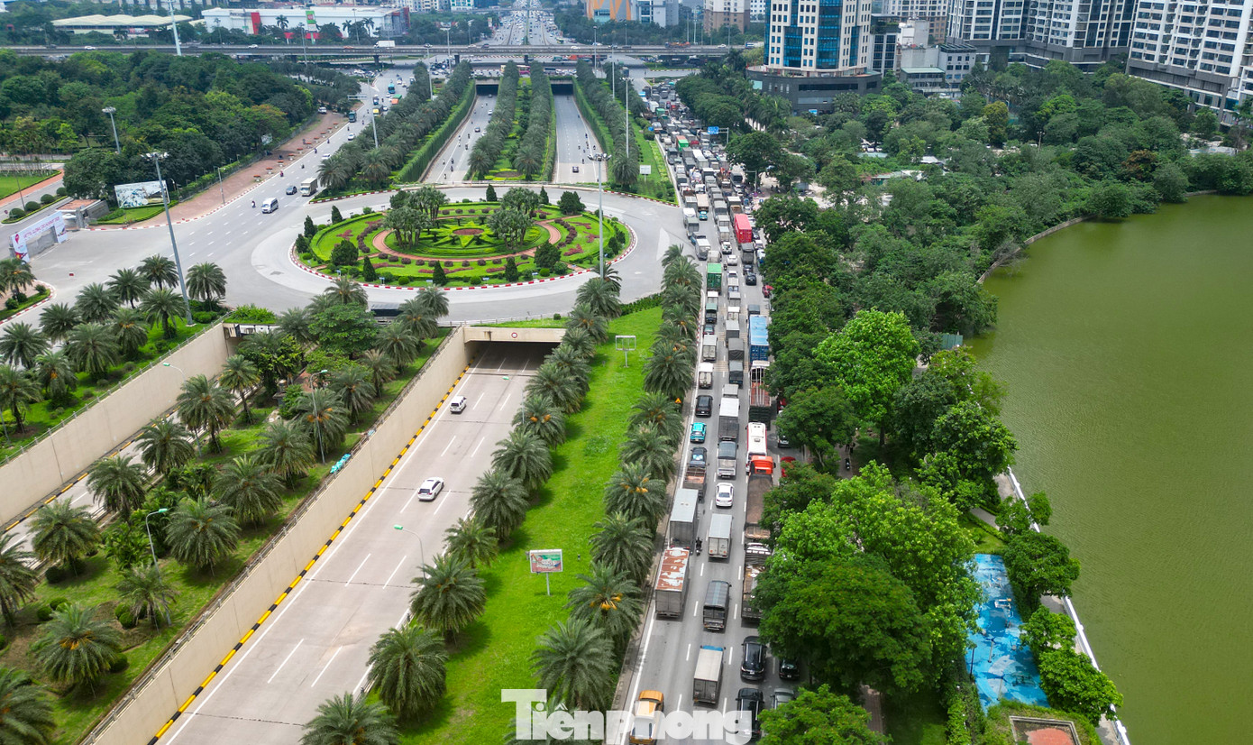Hàng trăm phương tiện nhích từng mét để qua khu vực đường gom Đại lộ Thăng Long, chiều ngược lại khá thông thoáng.