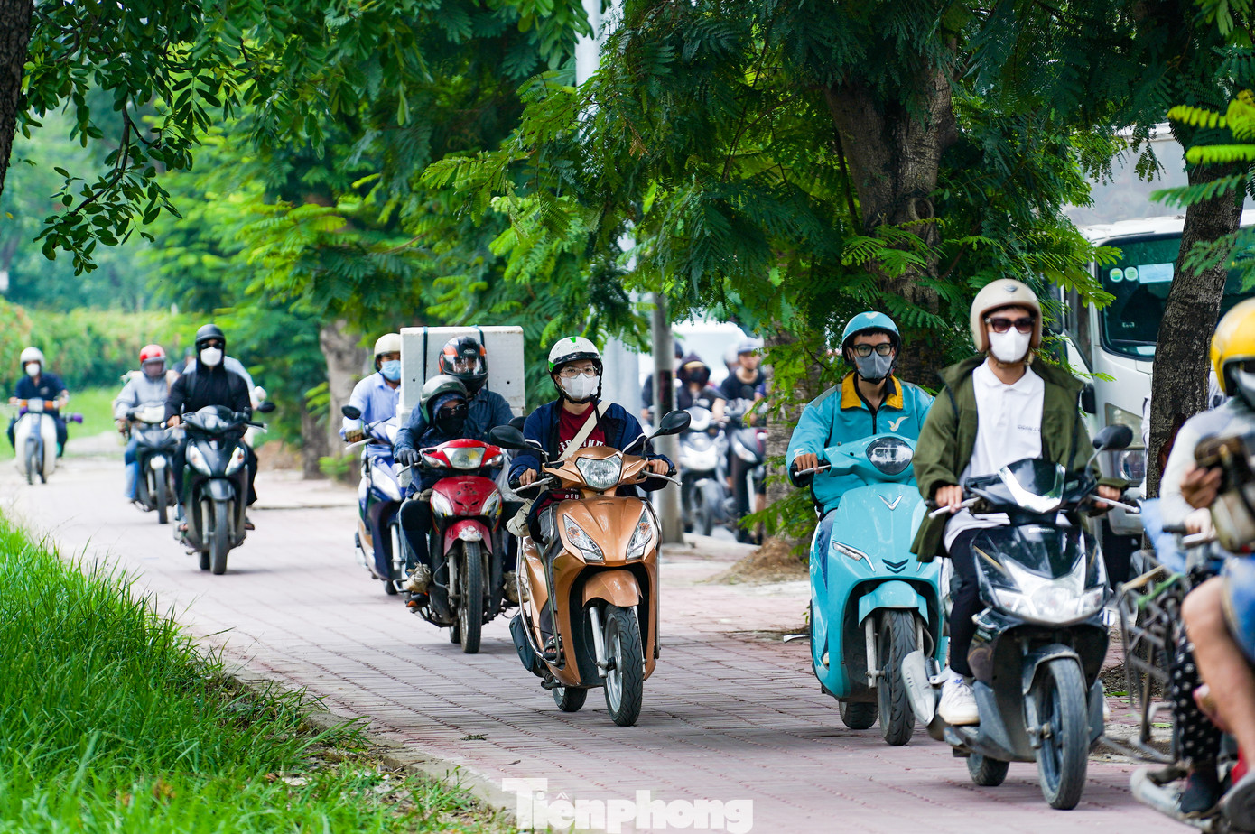 Ùn tắc kéo dài khiến nhiều xe máy phải leo lên vỉa hè.
