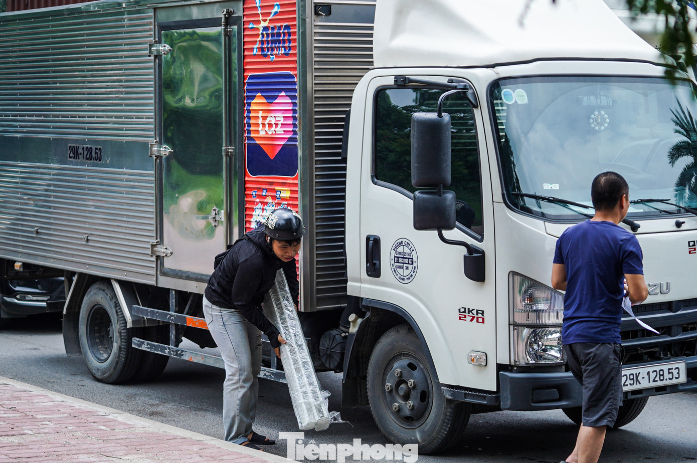 Ùn tắc kéo dài nên anh Thế Vinh (quận Thanh Xuân) phải ra tận xe tải để lấy hàng.