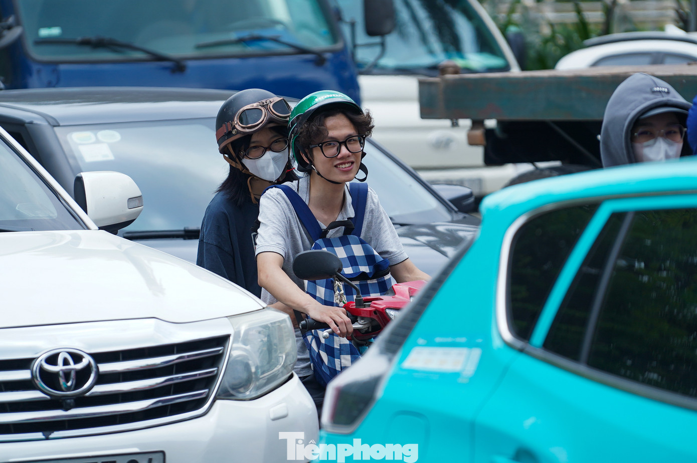 Người đi xe máy phải luồn lách qua nhiều làn ô tô.