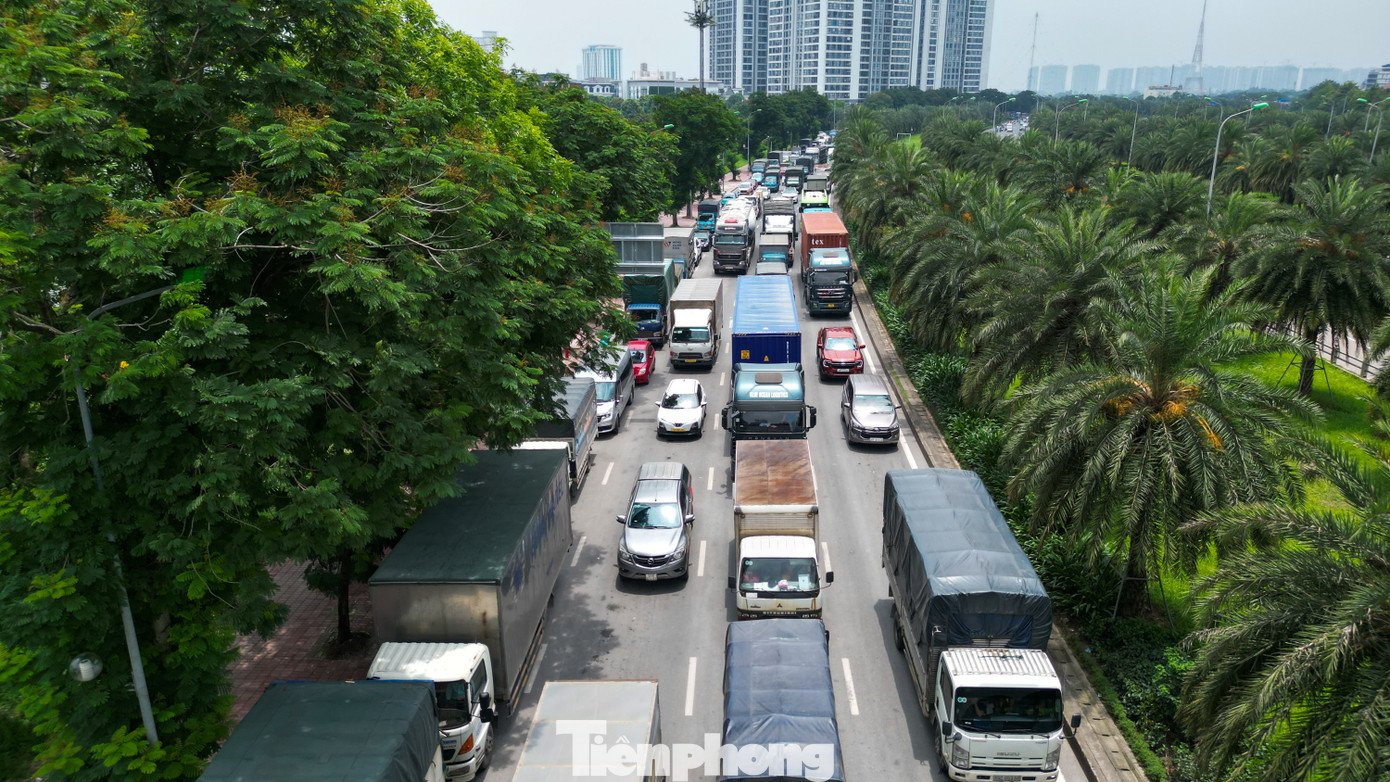 Dòng phương tiện chôn chân kín cả 4 làn xe.