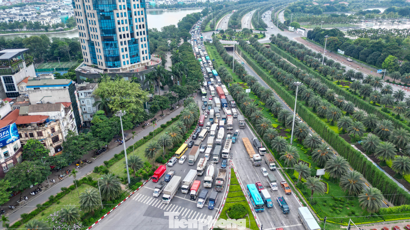 Trưa 22/5, đại lộ Thăng Long ùn tắc kéo dài vài cây số: từ đoạn đại lộ Thăng Long giao với Lê Quang Đạo (quận Nam Từ Liêm) vào hướng trung tâm Hà Nội và đường dẫn lên vành đai 3.